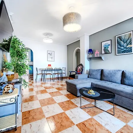 Apartment Carlos: Self Check-in Retreat With Pool In Cabo Roig *